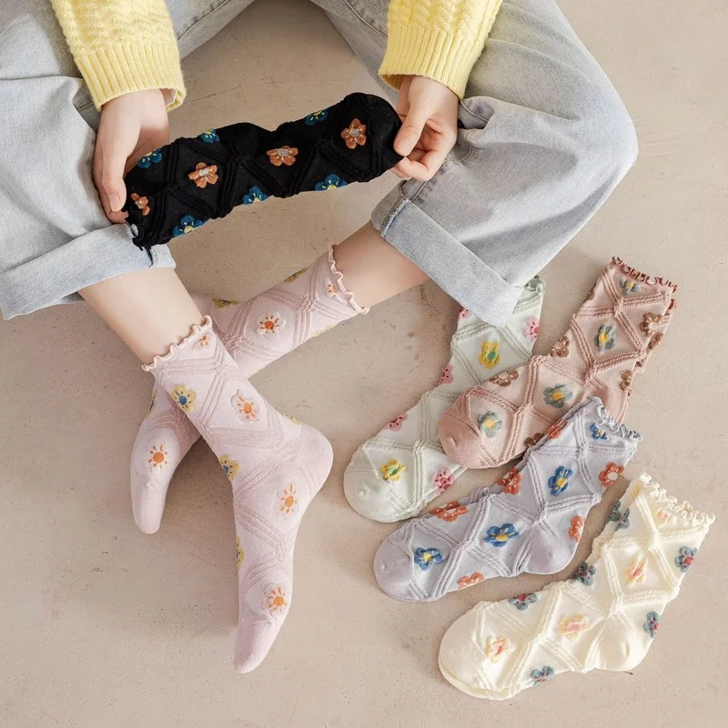 Prehrabať Ponožky Japonský Kawaii Roztomilý Žena Ponožky Kvetinové Výšivky Harajuku Retro Streetwear Naberaný Dlhé Ponožky Ženy, Dievčatá Móda Obrázok  3